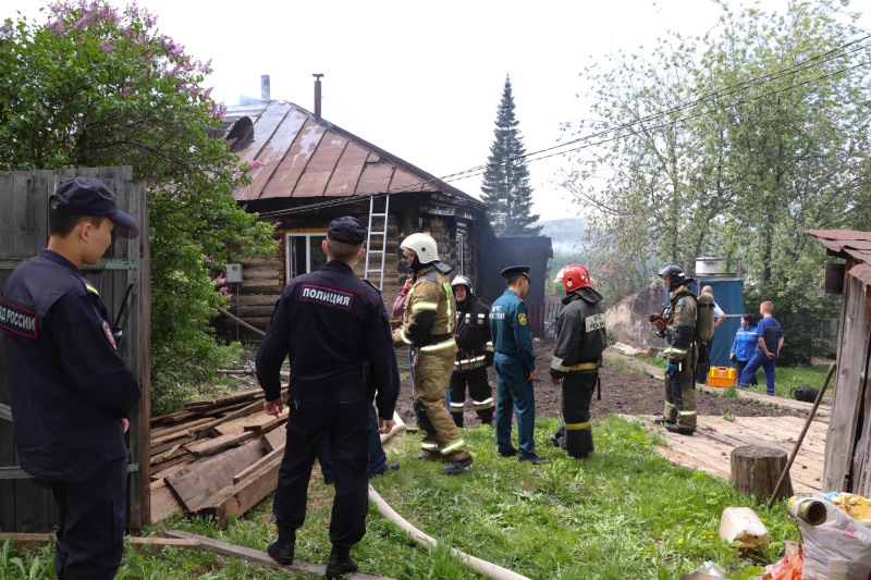 В селе Майма по улице Алтайская  произошло возгорание в частном жилом трехквартирном доме